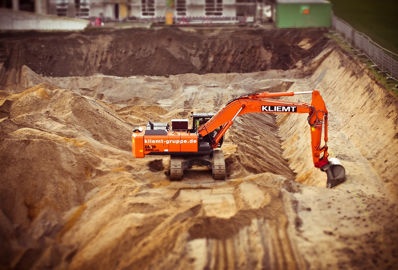 Bagger beim Ausheben einer Baugrube