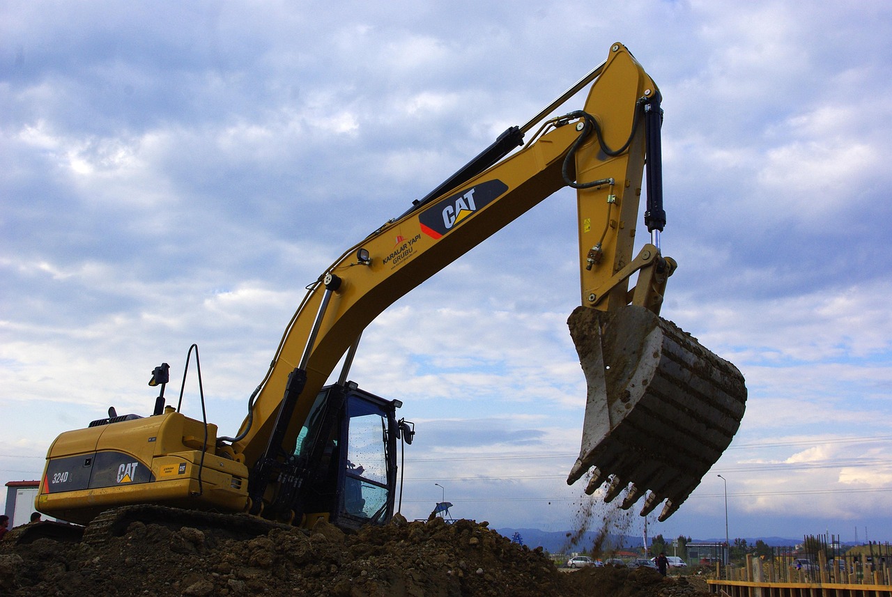 Bagger beim Ausheben einer Baugrube