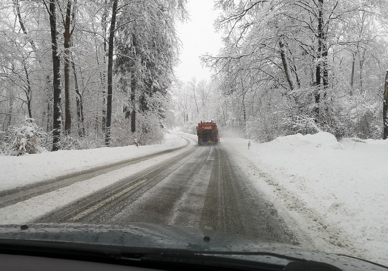 Räumfahrzeug auf einer verschneiten Straße