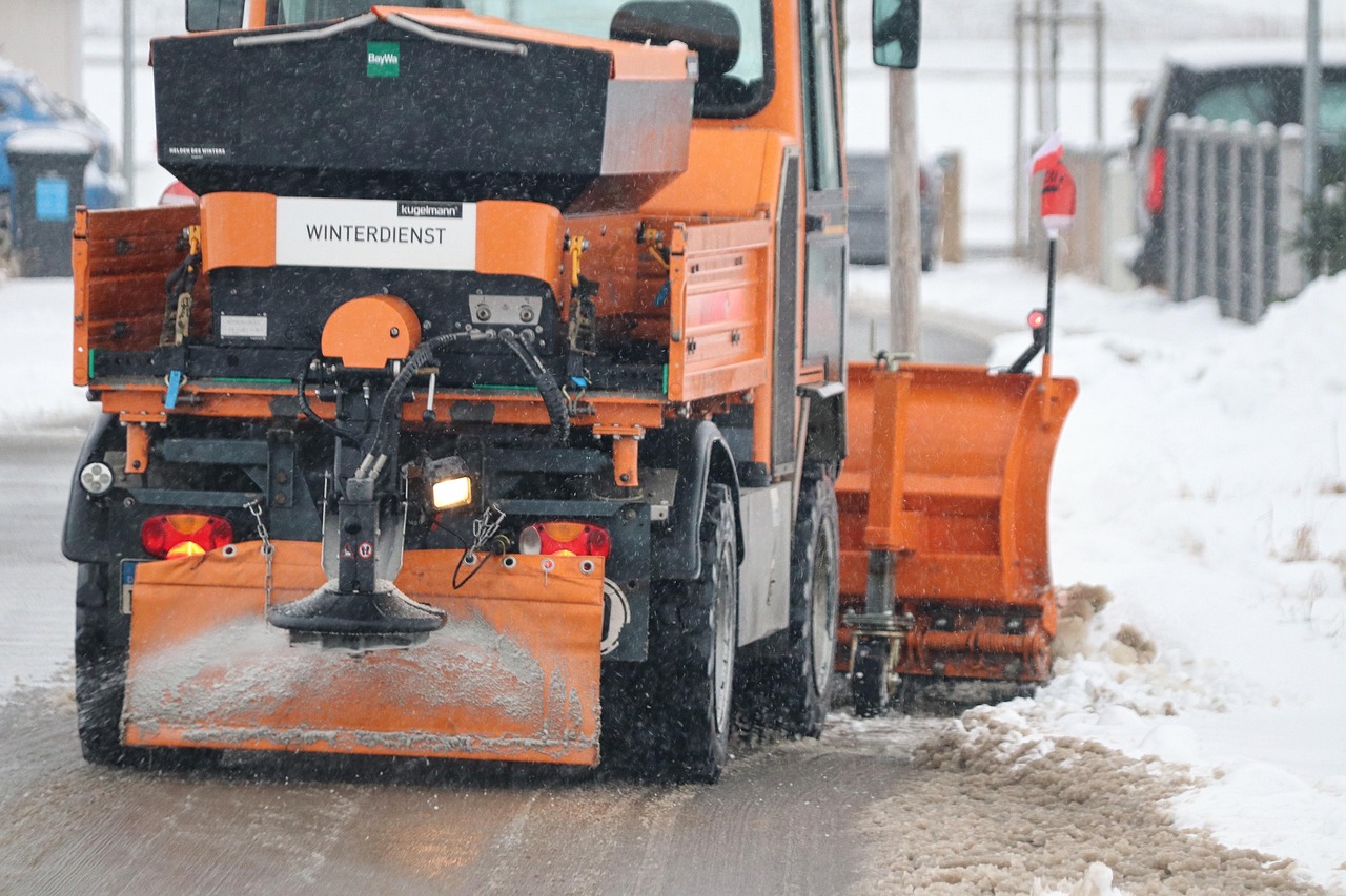 Räumfahrzeug mit Schneepflug und Streuaufbau